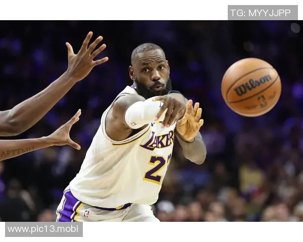 詹姆斯意外受伤,头撞摄像机倒地躺半天,比起比赛胜负,他的健康才是球迷最关心的事 詹姆斯意外受伤,头撞摄像机倒地躺半天,比起比赛胜负,他的健康才是球迷最关心的事